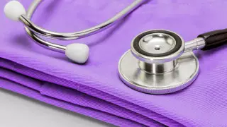 Armani будет шить одноразовые халаты для врачей