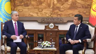Жээнбеков поблагодарил Токаева за помощь гражданам Кыргызстана