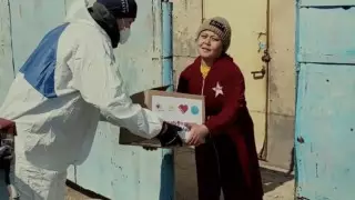 "Я думала, это первоапрельский розыгрыш". Музыканты раздают продуктовые наборы алматинцам