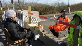 Любовь во время пандемии. Пенсионеры приезжают к границе и пьют вместе кофе