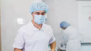 Медики не хотят возвращаться домой из-за боязни заразить близких