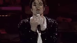 Известную перчатку Майкла Джексона продали на аукционе в США