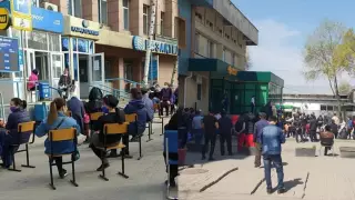 Казахстанцы штурмуют банки и "Казпочту"