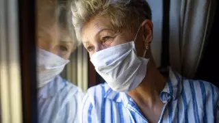 101-летняя бабушка сбежала из-под карантина, чтобы поздравить дочь с днем рождения