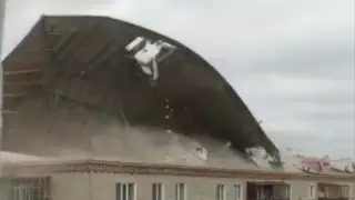 Крыши 160 зданий сорвало ветром в Казахстане