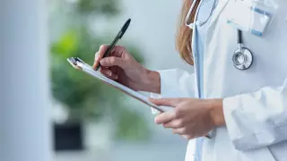 Сапарбаев отправил комиссию в больницу после жалобы зараженного врача