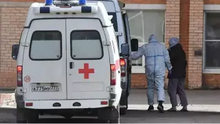 Машины скорой образовали километровую пробку из-за больных коронавирусом в РФ