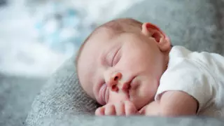 Новорожденные в масках от COVID-19 растрогали Сеть