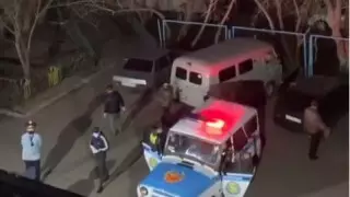 Общежитие закрыли на карантин в Павлодаре. На дверь приварили щеколду