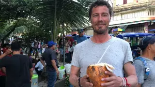 "Людей готовят к чипизации". Необычная версия возникновения пандемии коронавируса