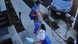 Принца Гарри и Меган Маркл сняли на видео во время доставки еды нуждающимся