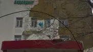 Облицовка больницы упала при штормовом ветре в ЗКО