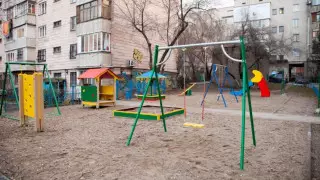 Вооруженного пистолетами мужчину обезвредили на детской площадке в Кокшетау