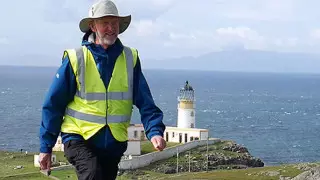"Моя цель - умереть без гроша". Бывший миллионер-чудак отправился в самую большую прогулку своей жизни
