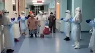 Трогательное прощание столичных врачей с 93-летней выздоровевшей бабушкой попало на видео