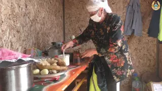 Жительница села кормит полицейских на блокпосту горячим обедом