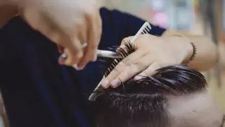 Парикмахера из Тараза наказали за стрижку иностранцев