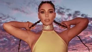 Ким Кардашьян опубликовала откровенное фото в образе змеи