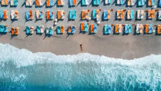 На пляжах Турции запретят сдвигать лежаки из-за коронавируса