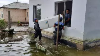 Миллионы кубометров воды откачали из подтопленных поселков в Мактаарале