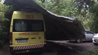 Крыша многоэтажки рухнула на автомобиль скорой помощи в Шымкенте