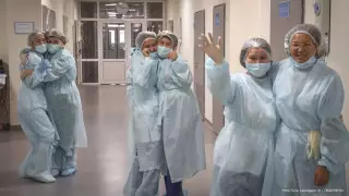 "От масок жуткие следы на лице". Медсестра из Алматы о работе во время пандемии