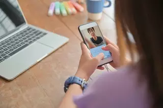 "Проснитесь, я вас вижу". Сотрудники ЦОНов рассказали о казусах с видеозвонками