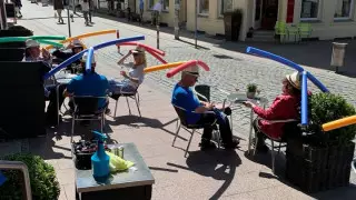 Надувные куклы и лапша на голове. Рестораторы придумали забавные идеи для социального дистанцирования