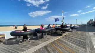 Посетителям бара предложили ходить в огромных ходунках для защиты от коронавируса