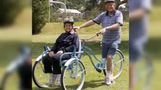 "Я ее принц". Мужчина каждый день возит больную Альцгеймером жену на велопрогулки