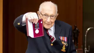 100-летнего ветерана, собравшего миллионы на благотворительность, посвятят в рыцари