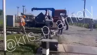 Поезд снес манипулятор и сошел с рельсов в Алматинской области