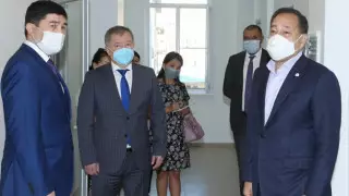 Вице-премьер ознакомился с работой новой медицинской лаборатории в Талдыкоргане