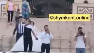 Молодожены из Шымкента устроили фотосессию во время карантина