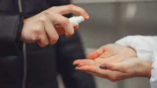 "Мы все делали неправильно". Врач показал, как обрабатывать руки санитайзером