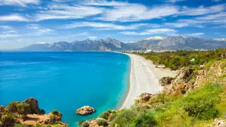 Отдыхающих на пляже в Турции оградили друг от друга веревками