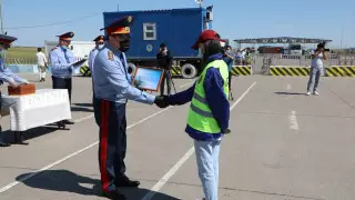 В Нур-Султане наградили врачей, полицейских и волонтеров, которые работали на блокпостах