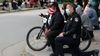 Полицейские встали на колено. 20 фото другой стороны протестов в США  