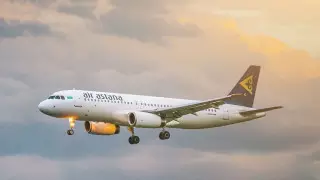 "Все друг на друга лезут". Пассажир заявил о нарушении мер безопасности в самолете "Эйр Астаны"