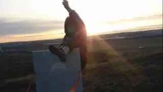 Карагандинка закинула ногу на памятник десантникам и показала непристойный жест