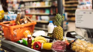 Отмечать неполезные продукты черной меткой предложили в Казахстане