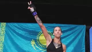 Первая казахстанка в истории UFC дебютировала с победы в первом раунде