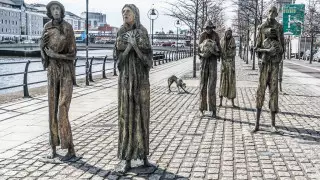 Рабыня на 8 месяце беременности и жертвы голода. 15 статуй с пронзительной историей