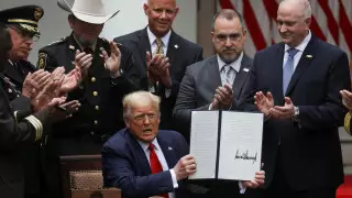 "Это большой шаг". Трамп подписал указ о реформе полиции