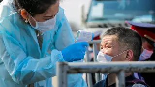 "Тест тапсыру үшін екі күн кезекке тұру керек". Депутат коронавируспен күрес шараларын сынады