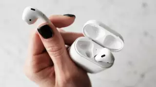 AirPods взорвались в ухе у парня