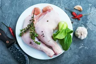 Китай из-за COVID-19 приостановил импорт курицы из США