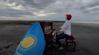 Астанчанин "путешествует" с пианино по интересным местам Нур-Султана