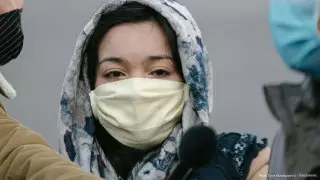 Ношение маски на подбородке никак вас не защитит - главный санврач