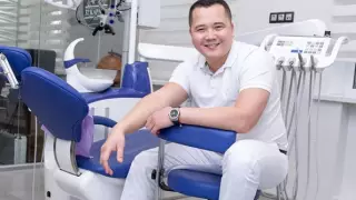 "Они поверили в меня, когда я был студентом". Стоматолог бесплатно лечит своих первых пациентов